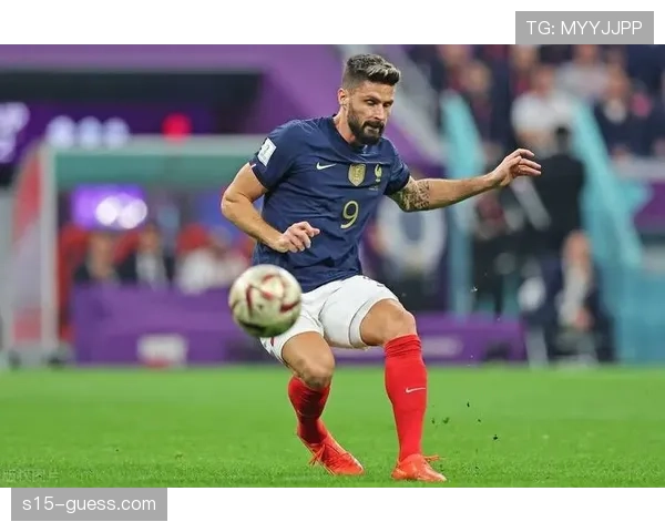 吉鲁打破进球荒后手指天空,接受全场球迷起立致敬。 吉鲁打破进球荒后手指天空,接受全场球迷起立致敬。