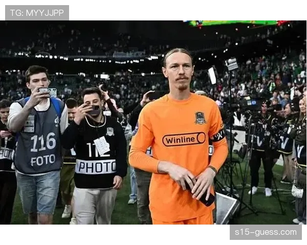 巴黎门将萨福诺夫:洲际杯连扑四点只是开始,目标是帮助球队赢得更多 巴黎门将萨福诺夫:洲际杯连扑四点只是开始,目标是帮助球队赢得更多