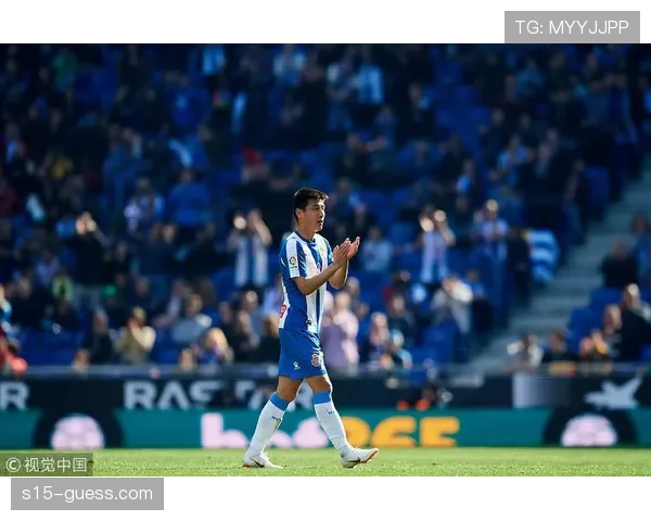 “特写:马竞小将首发登场即破门,看台上父亲激动落泪” “特写:马竞小将首发登场即破门,看台上父亲激动落泪”