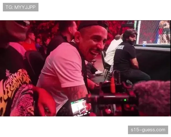 教练的呐喊：场边指导声嘶力竭，与场上选手的冷静形成鲜明对比