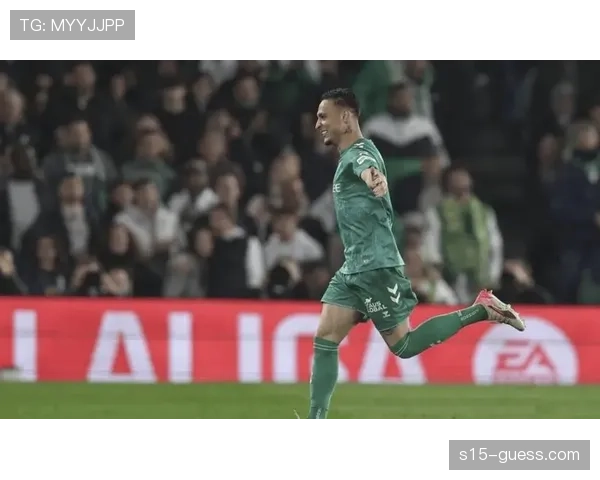 VAR复核取消点球引争议，贝蒂斯主帅在赛后新闻发布会上公开质疑判罚标准